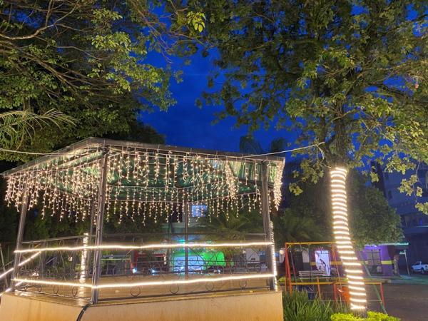 Praça Tonico Rabelo recebe iluminação de natal