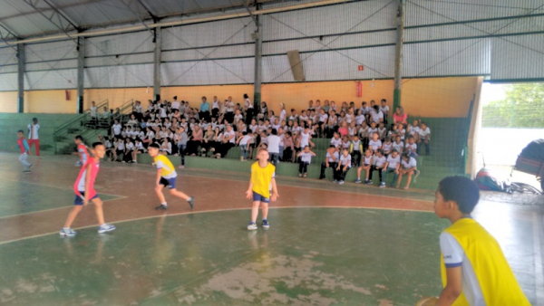 Secretaria Municipal de Esportes em ação conjunta com a Escola Municipal Professor João Batista Rodarte realizam dia de jogos estudantis na Praça de Esportes