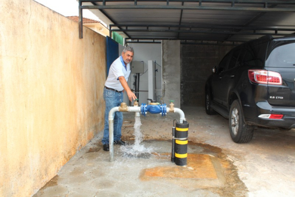 O Diretor do Saae, Isac Gonçalves testando o Sistema de Abastecimento de Água
