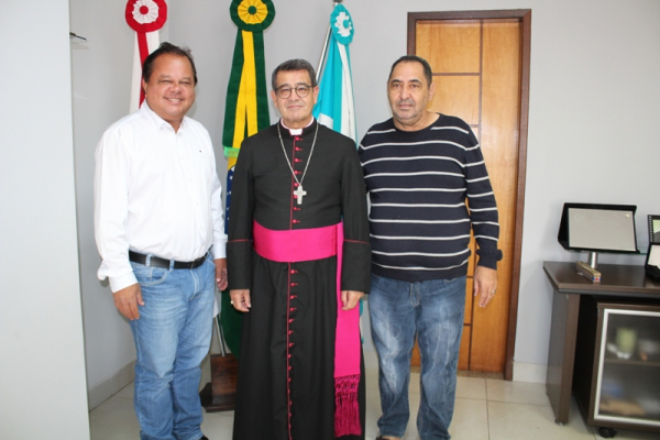 O Prefeito Marco Aurélio (esquerda), juntamente com o Bispo Dom José Aristeu, e o Padre Adelzire de Moraes  (direita) 