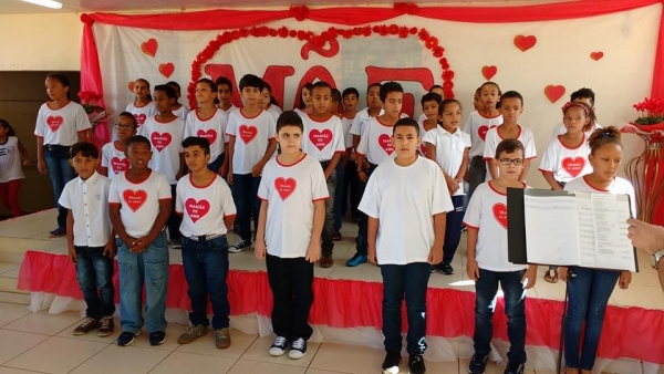 Alunos do &quot; João Batista&quot; fazem homenagem às mães