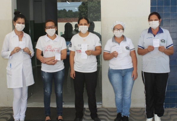 Profissionais vacinados representando os trabalhadores das áreas de enfermagem, copa e cozinha, lavanderia e limpeza