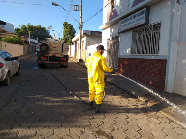 Mais uma ação da Prefeitura no combate ao Covid 19, com a desinfecção de ruas