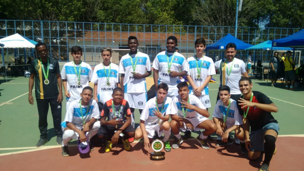 Equipe sub 15, campeã da Copa Sesc