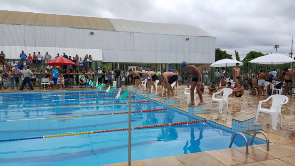 Campeonato de natação realizado na Praça de Esportes