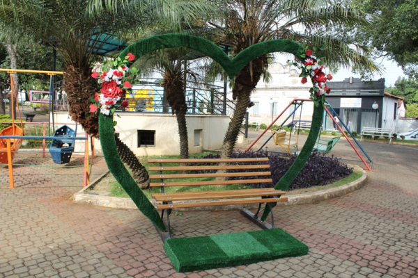 Secretaria Municipal de Cultura enfeita a Praça Tonico Rabelo para o Dia dos Namorados