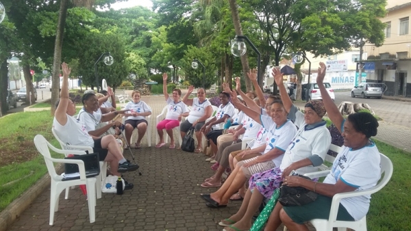 Idosos do Núcleo Vida Saudável participam de encontro na Praça Tonico Rabelo