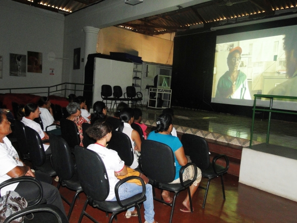 Cineclube exibe À Beira do Caminho para integrantes do CRAS