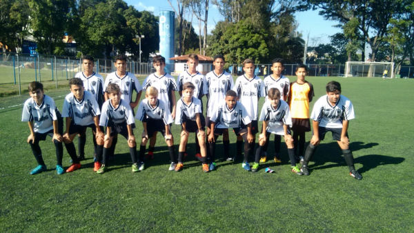 Equipe sub-14 de futebol de Pains participa de jogo amistoso na Toca da Raposa