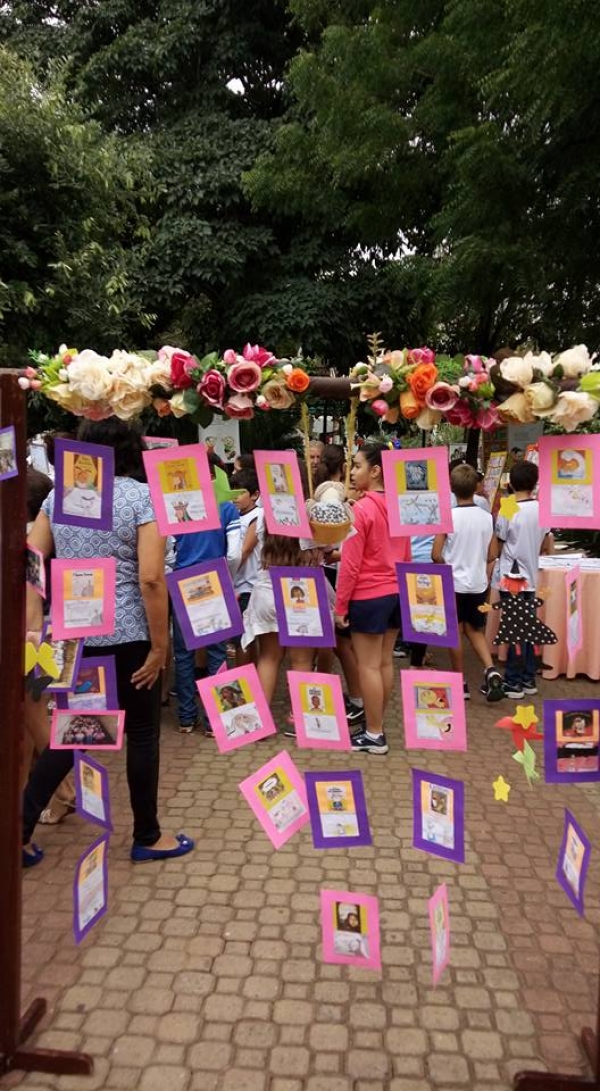 Comemorando o &quot;Dia Nacional do Livro Infantil &quot; com alunos do &quot; João Batista&quot;