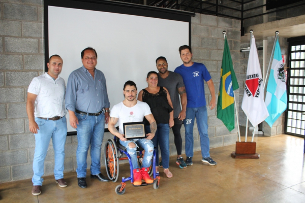 Emoção e reconhecimento marcam homenagem a atleta painense