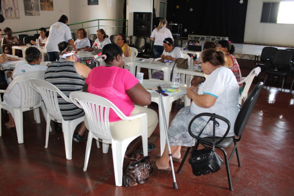 As frequentadoras do Núcleo produzindo lindas peças artesanais  