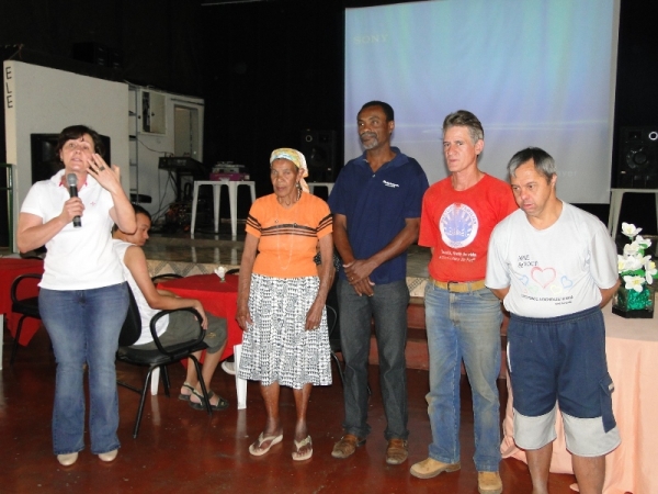 A coord. Nininha Rezende ao lado de D. Alice, vice-prefeito Detinho, pres. da Fundação, Sebastião Donizete e o aluno da Apae, Toninho