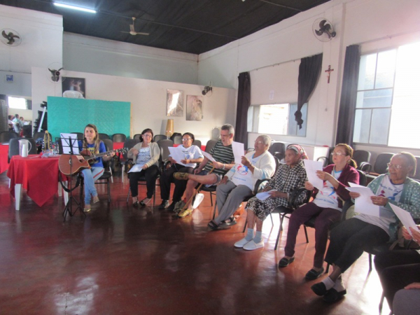 Integrantes do Núcleo Vida Saudável participam de oficinas de Música